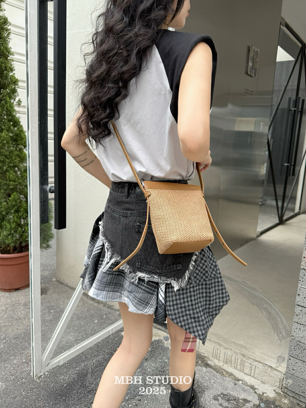 MBH Summer Straw and Leather Mini Crossbody Phone Bag for Vacation - Image 3