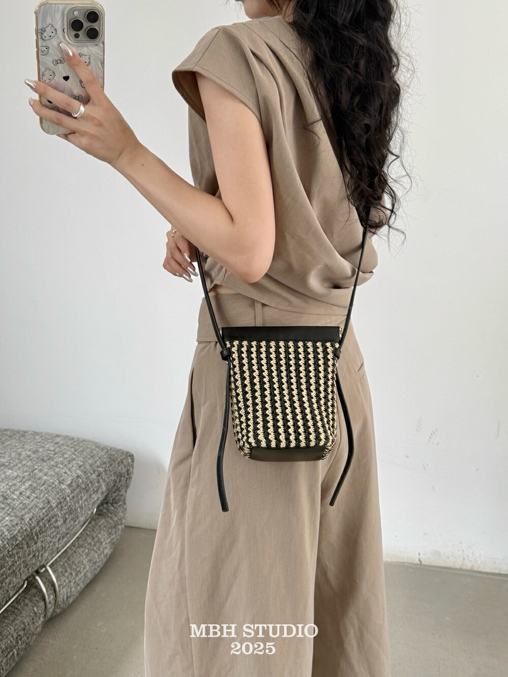 MBH Summer Straw and Leather Mini Crossbody Phone Bag for Vacation - Image 4